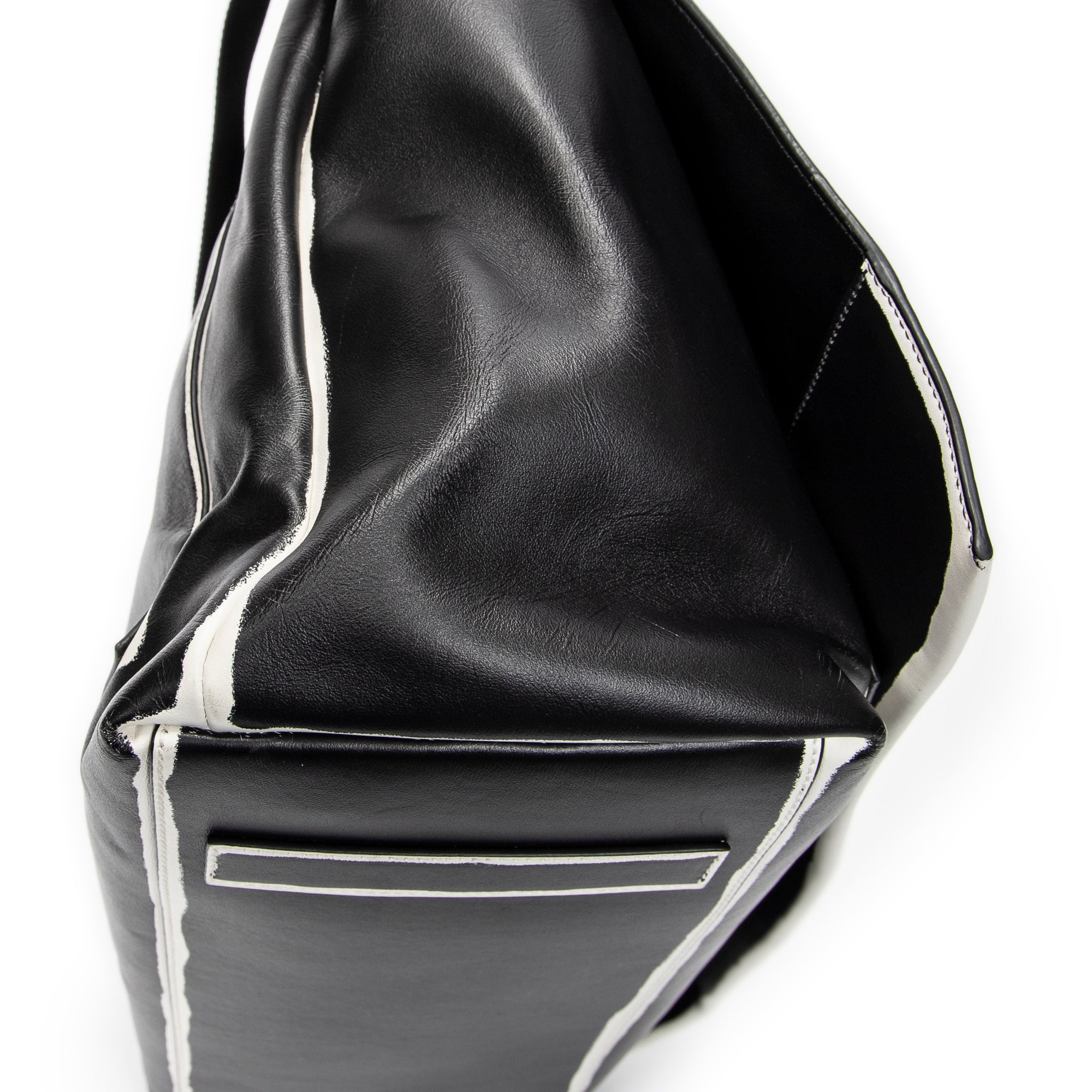 Bolso de hombro con solapa grande, tipo bandolera, de piel de becerro negra