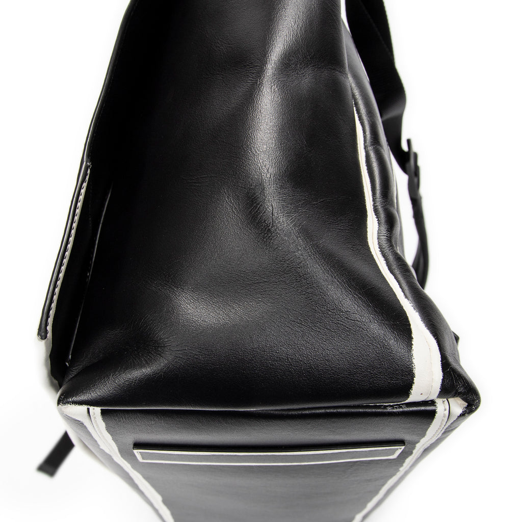 Bolso de hombro con solapa grande, tipo bandolera, de piel de becerro negra