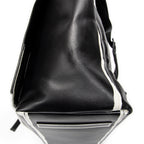 Bolso de hombro con solapa grande, tipo bandolera, de piel de becerro negra
