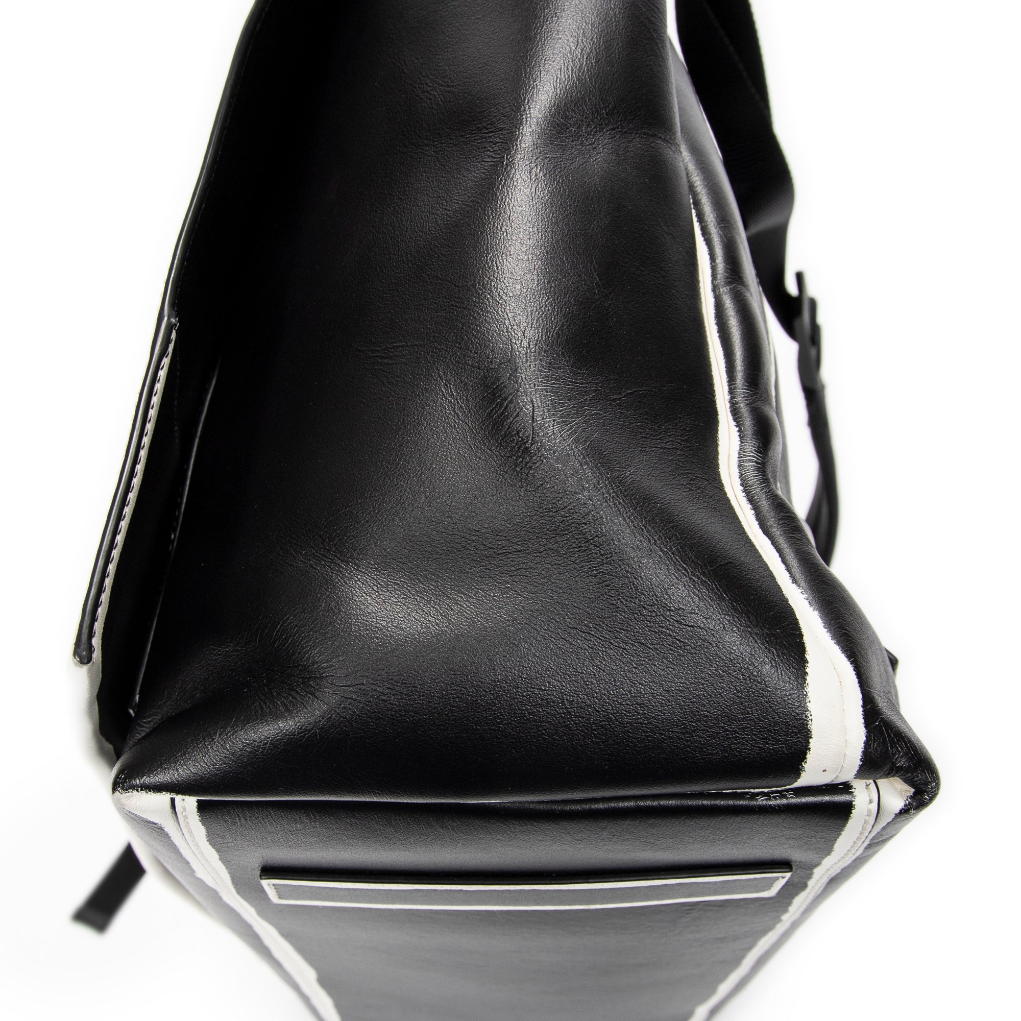 Bolso de hombro con solapa grande, tipo bandolera, de piel de becerro negra