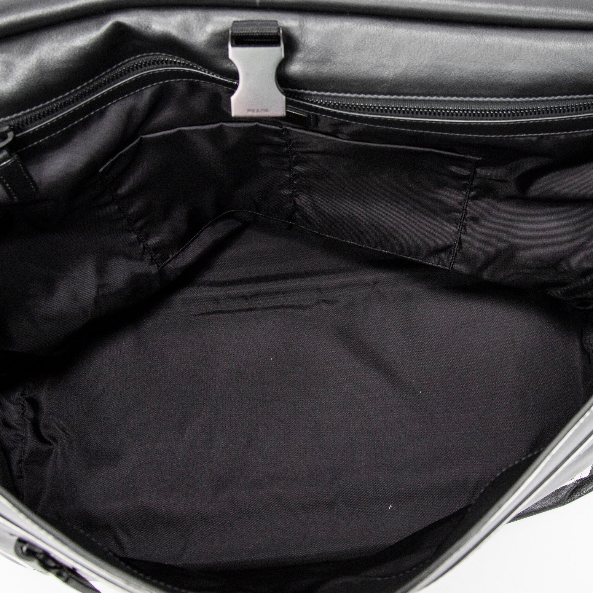 Bolso de hombro con solapa grande, tipo bandolera, de piel de becerro negra