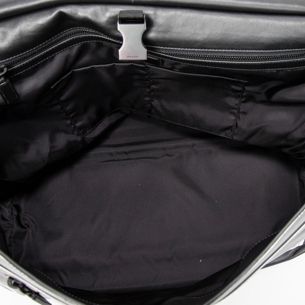 Bolso de hombro con solapa grande, tipo bandolera, de piel de becerro negra