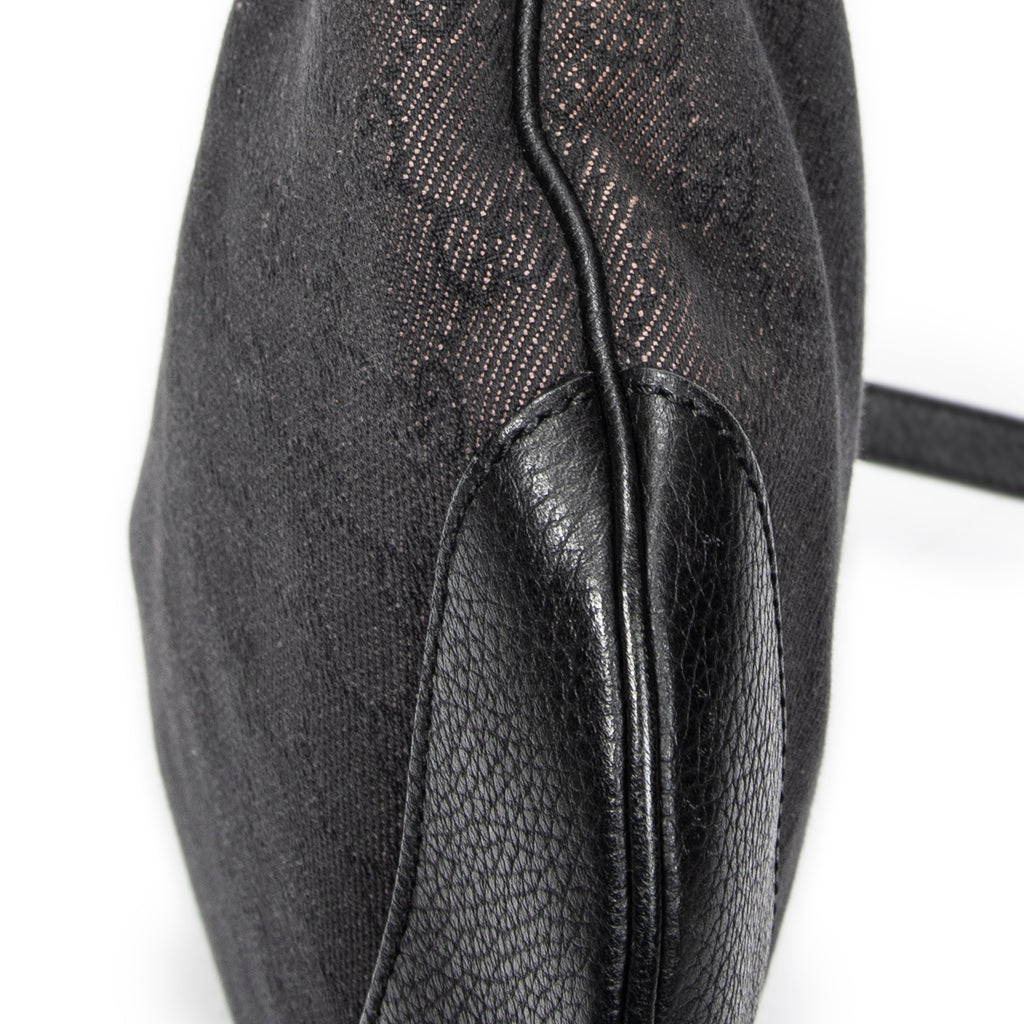 Bolso de hombro Messenger de media luna de lona vaquera negra con monograma