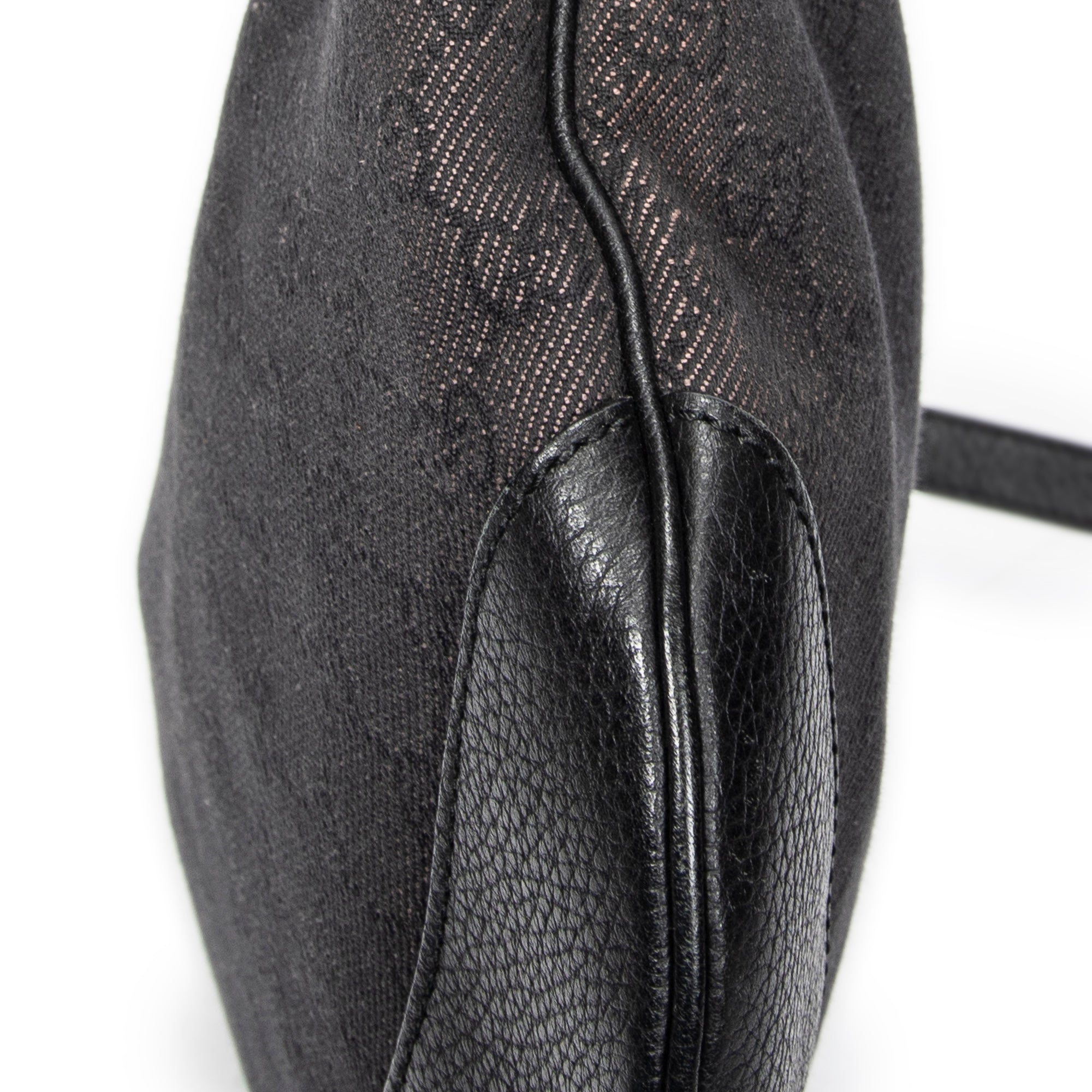 Bolso de hombro Messenger de media luna de lona vaquera negra con monograma