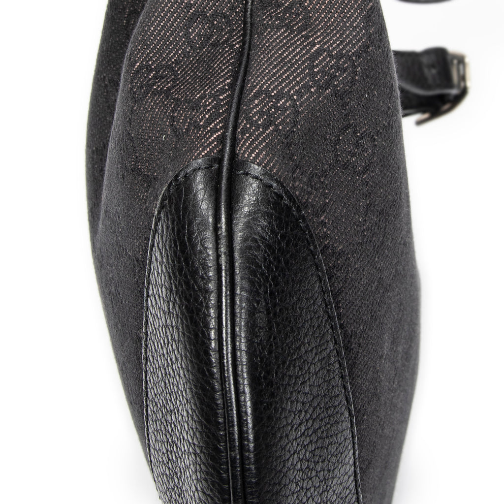 Bolso de hombro Messenger de media luna de lona vaquera negra con monograma