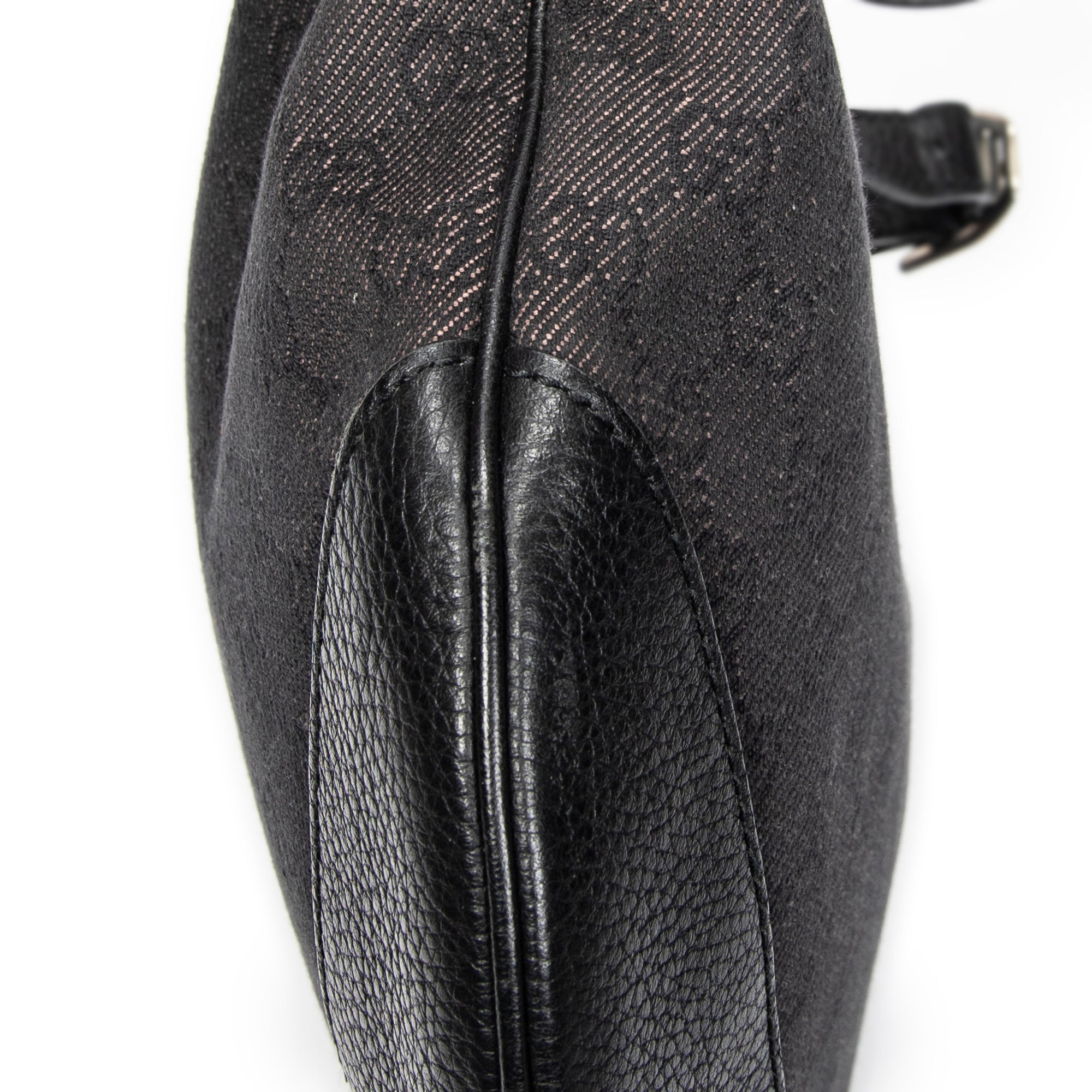 Bolso de hombro Messenger de media luna de lona vaquera negra con monograma