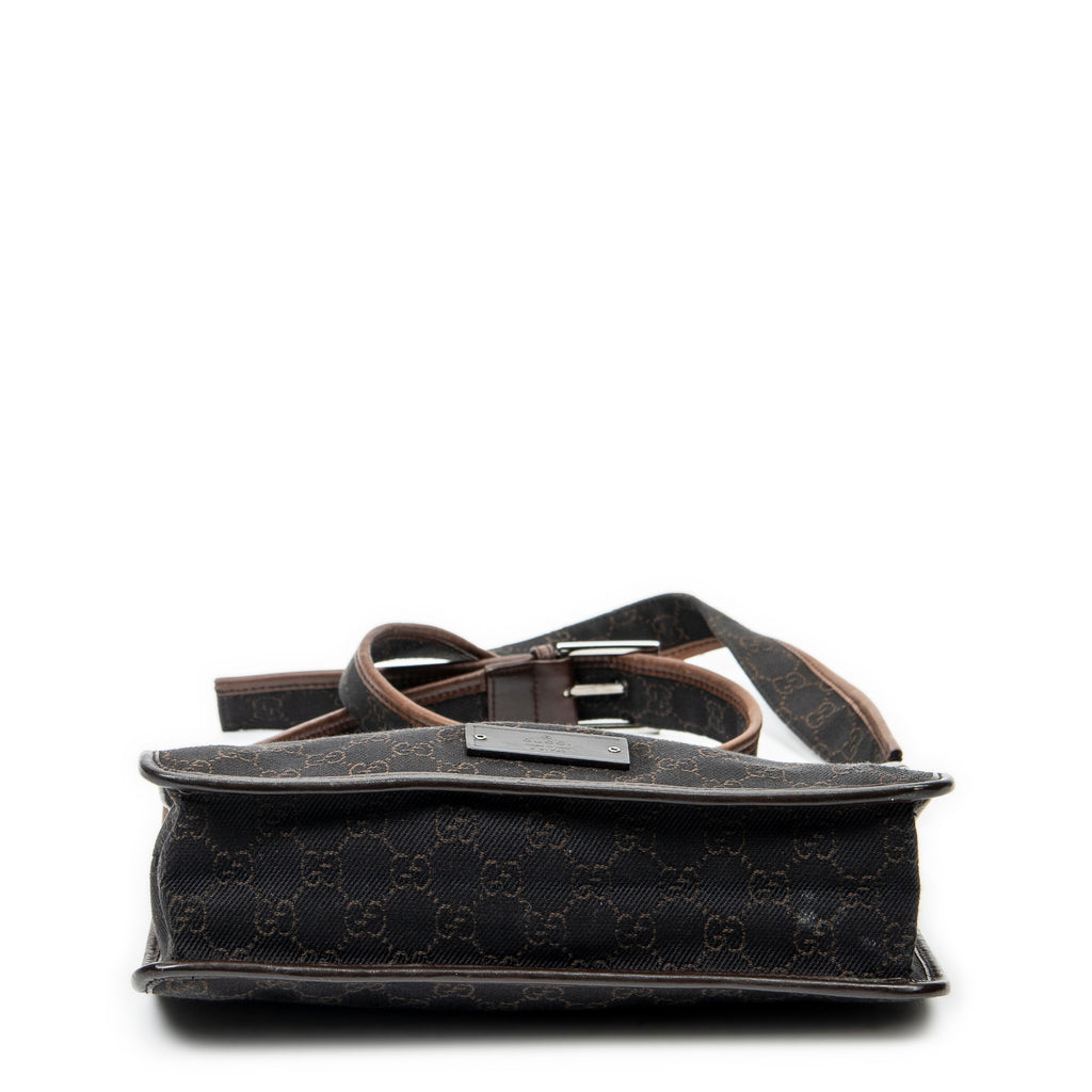 Bolso de hombro pequeño tipo bandolera de lona vaquera con monograma marrón oscuro