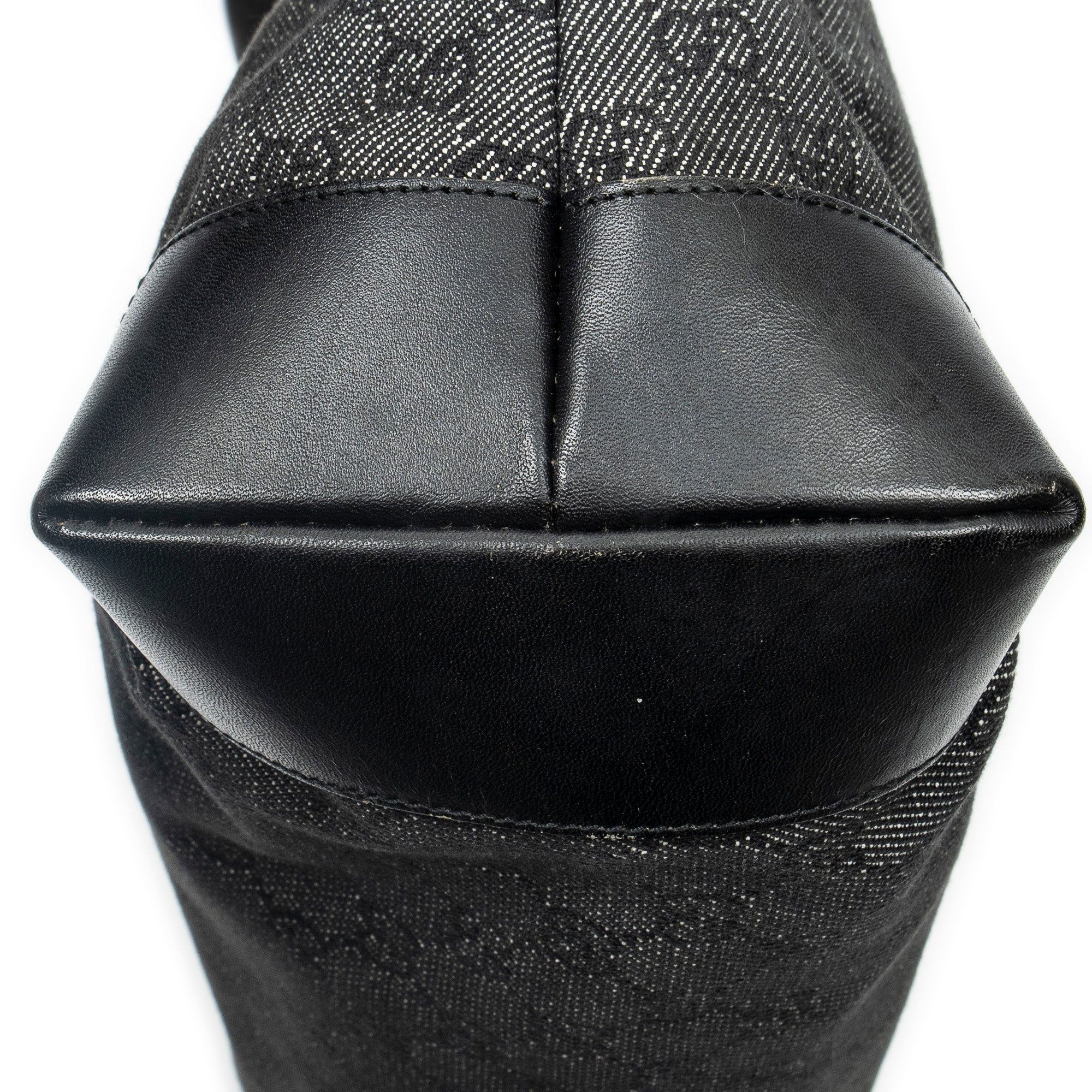 Sac Bandoulière avec Poche Avant Cabas en Toile Denim Monogrammée Noire