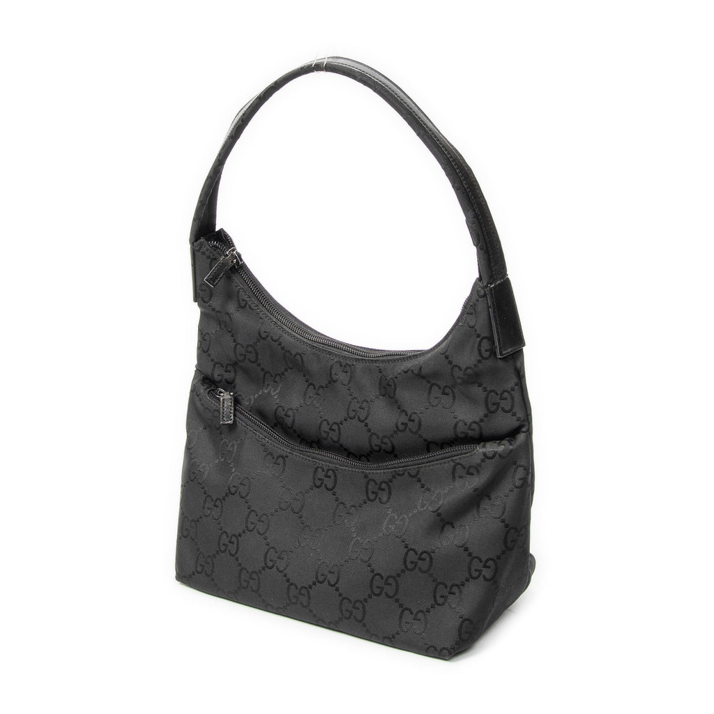 Sac bandoulière toile de nylon noire monogrammée à poche frontale type hobo
