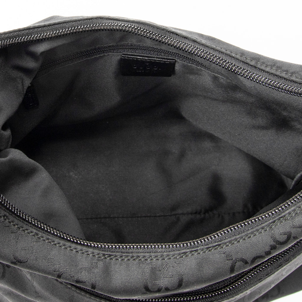 Sac bandoulière toile de nylon noire monogrammée à poche frontale type hobo