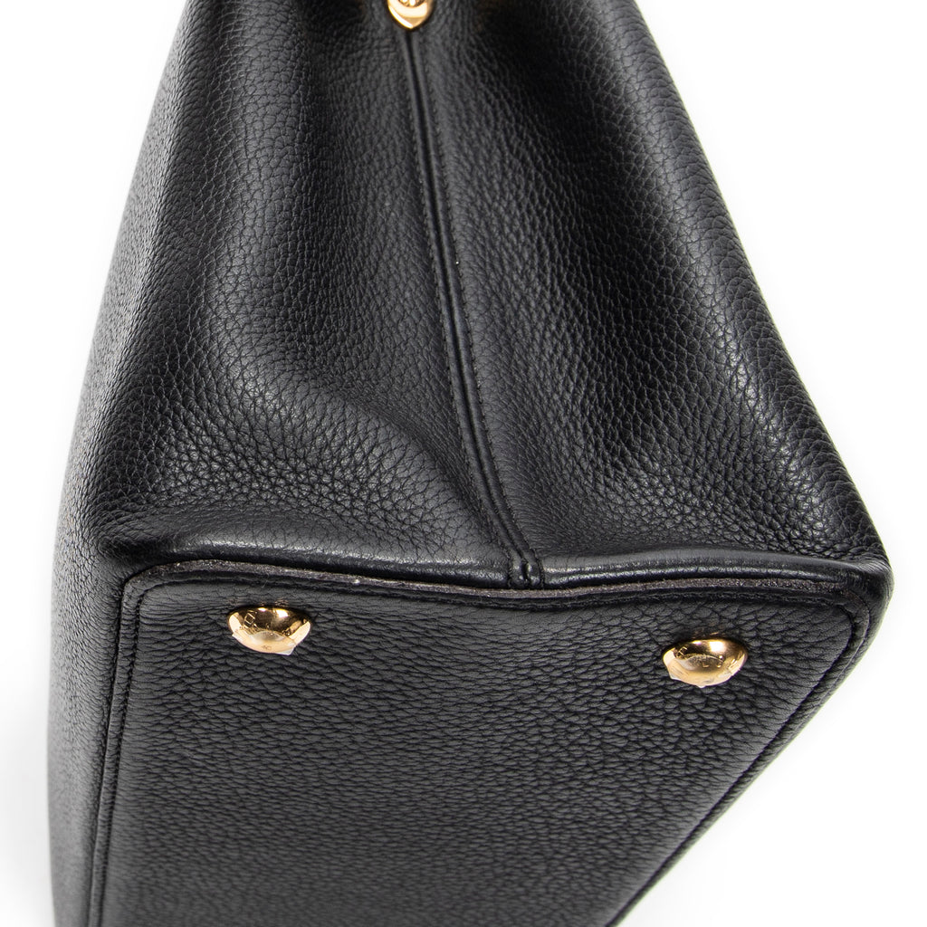 Shoulder Bag Capucines GM Black Taurillon Clemence Leather