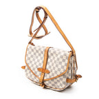 Bolso de hombro Saumur MM Damier Azur color marfil