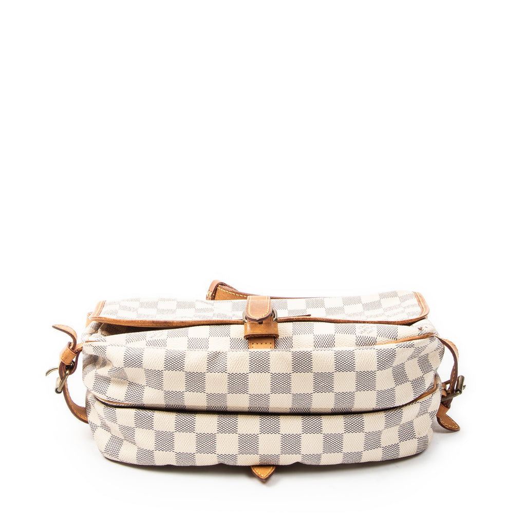 Bolso de hombro Saumur MM Damier Azur color marfil