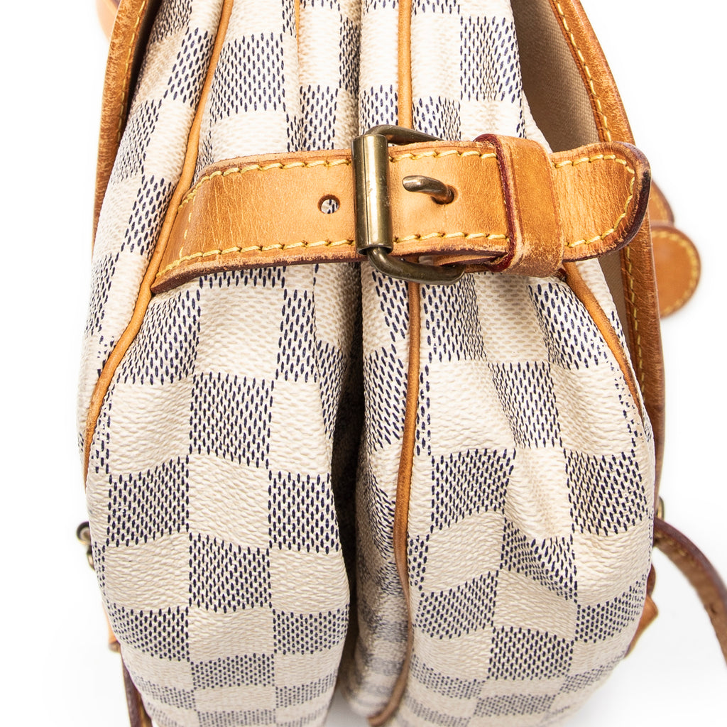 Bolso de hombro Saumur MM Damier Azur color marfil