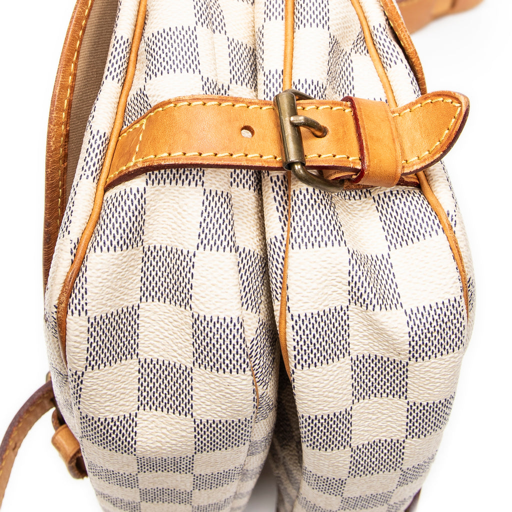 Bolso de hombro Saumur MM Damier Azur color marfil