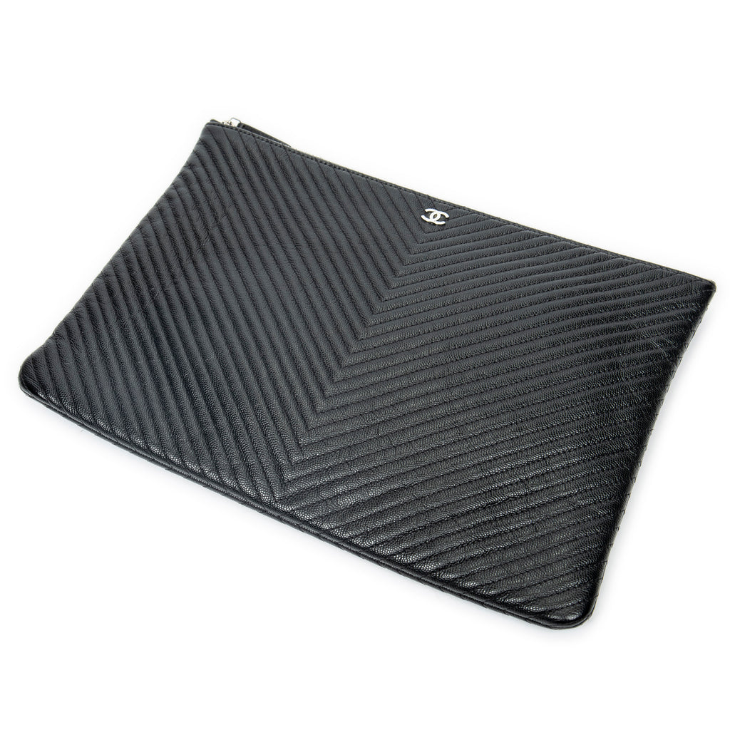 Cartera de mano grande con cremallera, diseño Chevron O-Case, piel de caviar negra con motivo Chevron