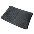 Cartera de mano grande con cremallera, diseño Chevron O-Case, piel de caviar negra con motivo Chevron