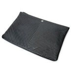 Cartera de mano grande con cremallera, diseño Chevron O-Case, piel de caviar negra con motivo Chevron