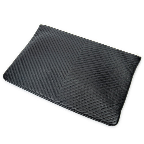 Cartera de mano grande con cremallera, diseño Chevron O-Case, piel de caviar negra con motivo Chevron