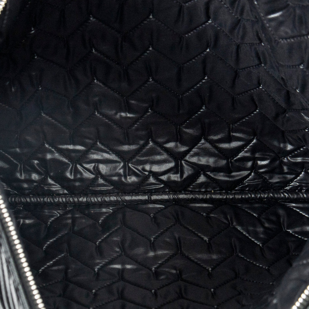 Cartera de mano grande con cremallera, diseño Chevron O-Case, piel de caviar negra con motivo Chevron