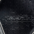 Cartera de mano grande con cremallera, diseño Chevron O-Case, piel de caviar negra con motivo Chevron