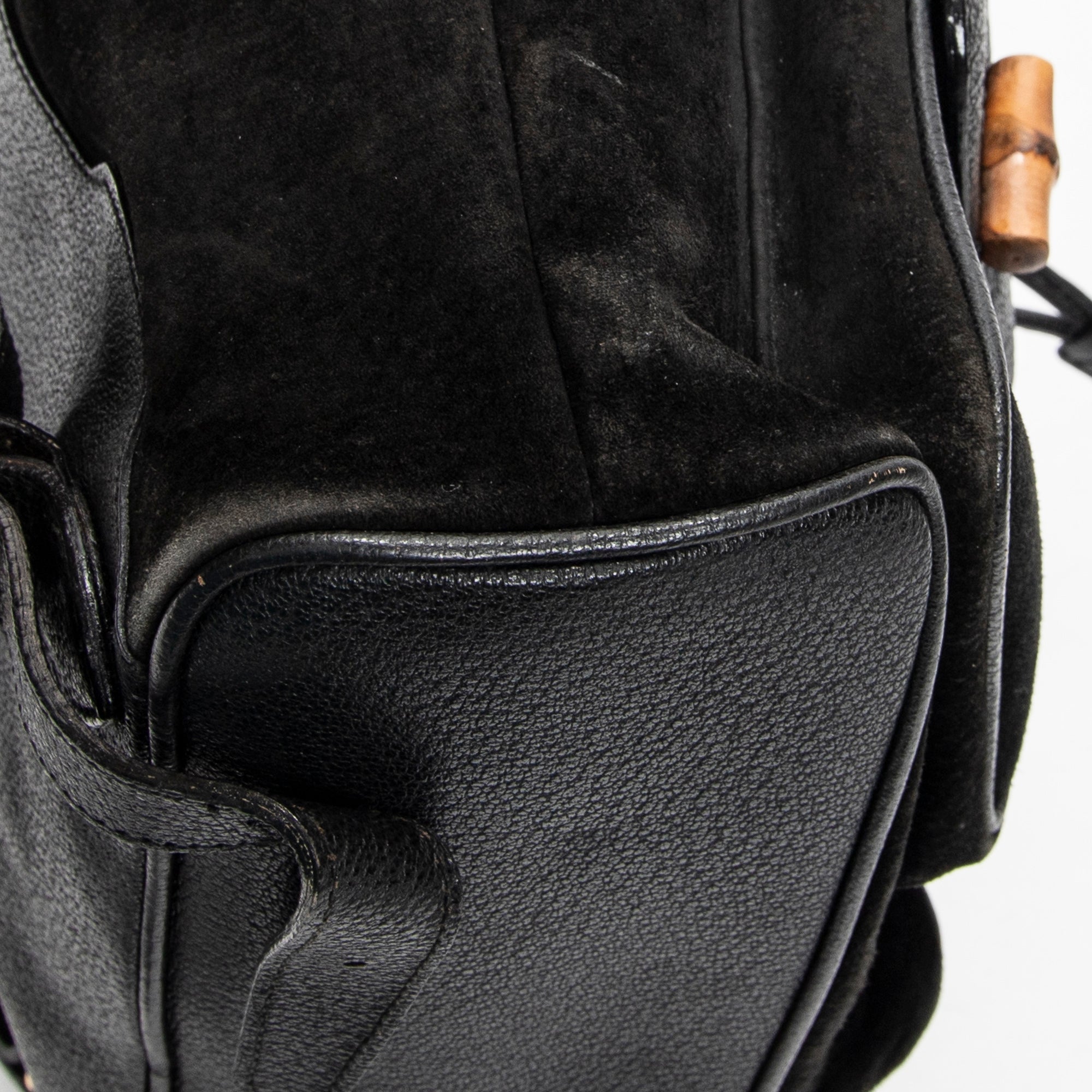 Mochila grande de bambú en piel de ante negra