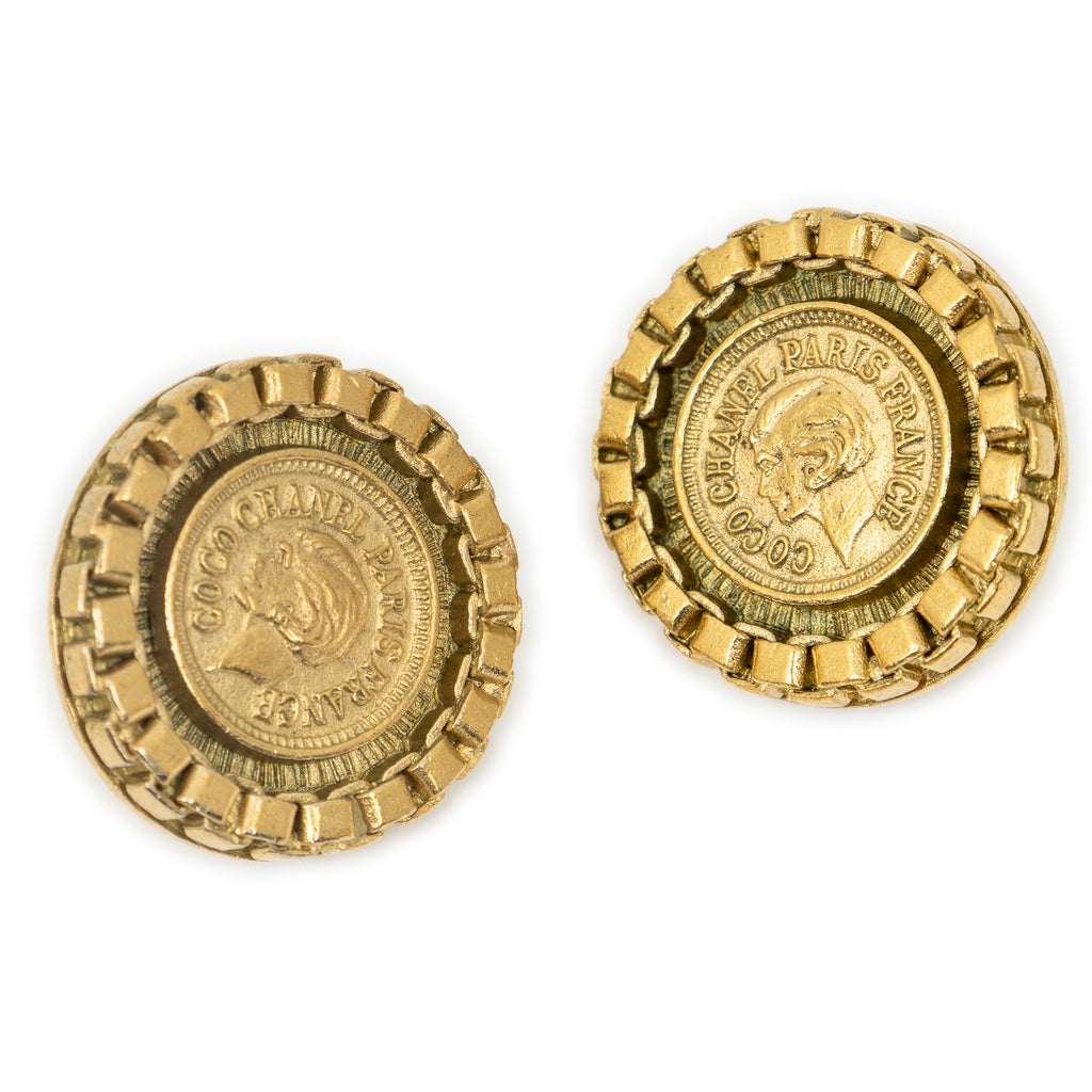 Pendientes CC con forma de moneda y cierre de clip en oro con baño de oro