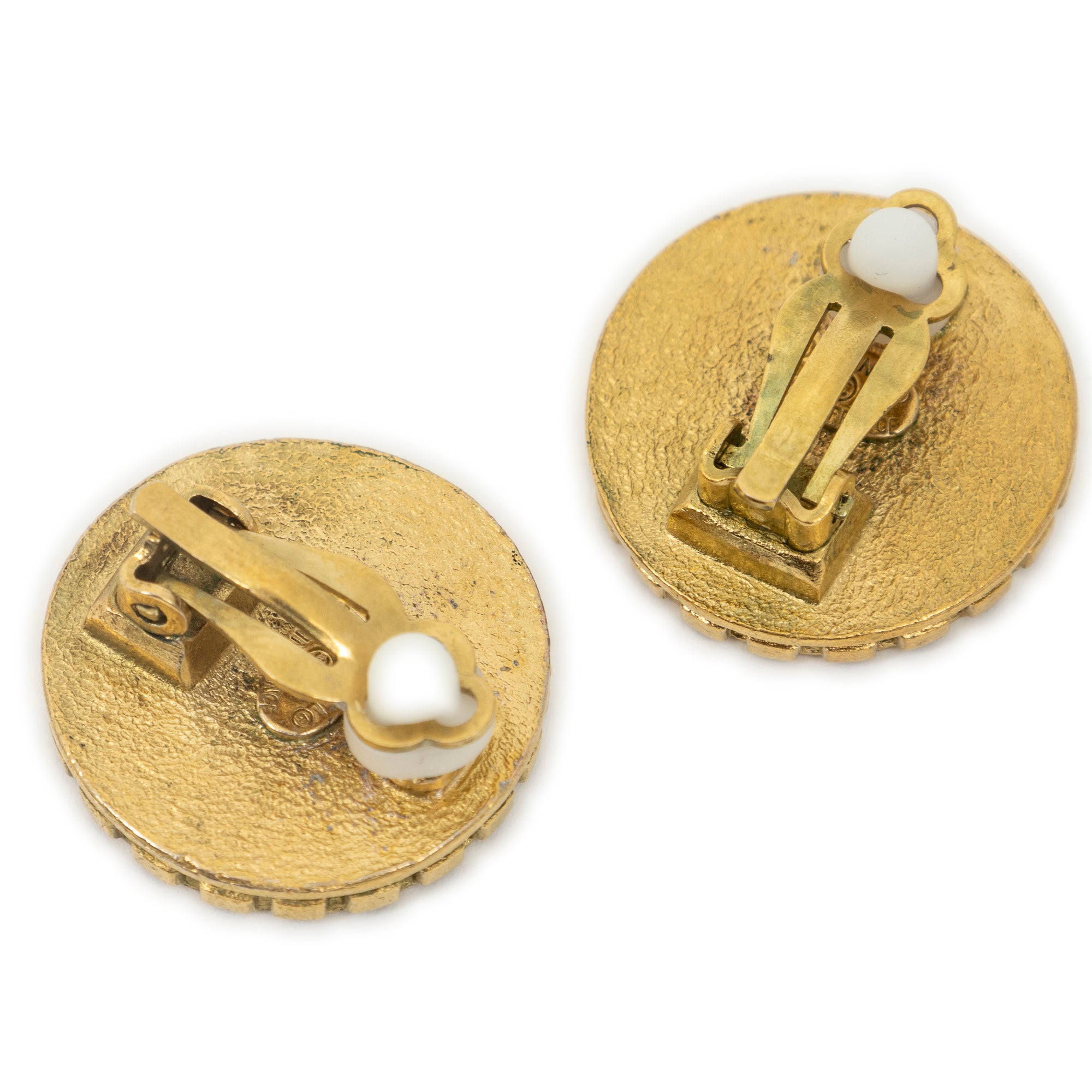 Pendientes CC con forma de moneda y cierre de clip en oro con baño de oro