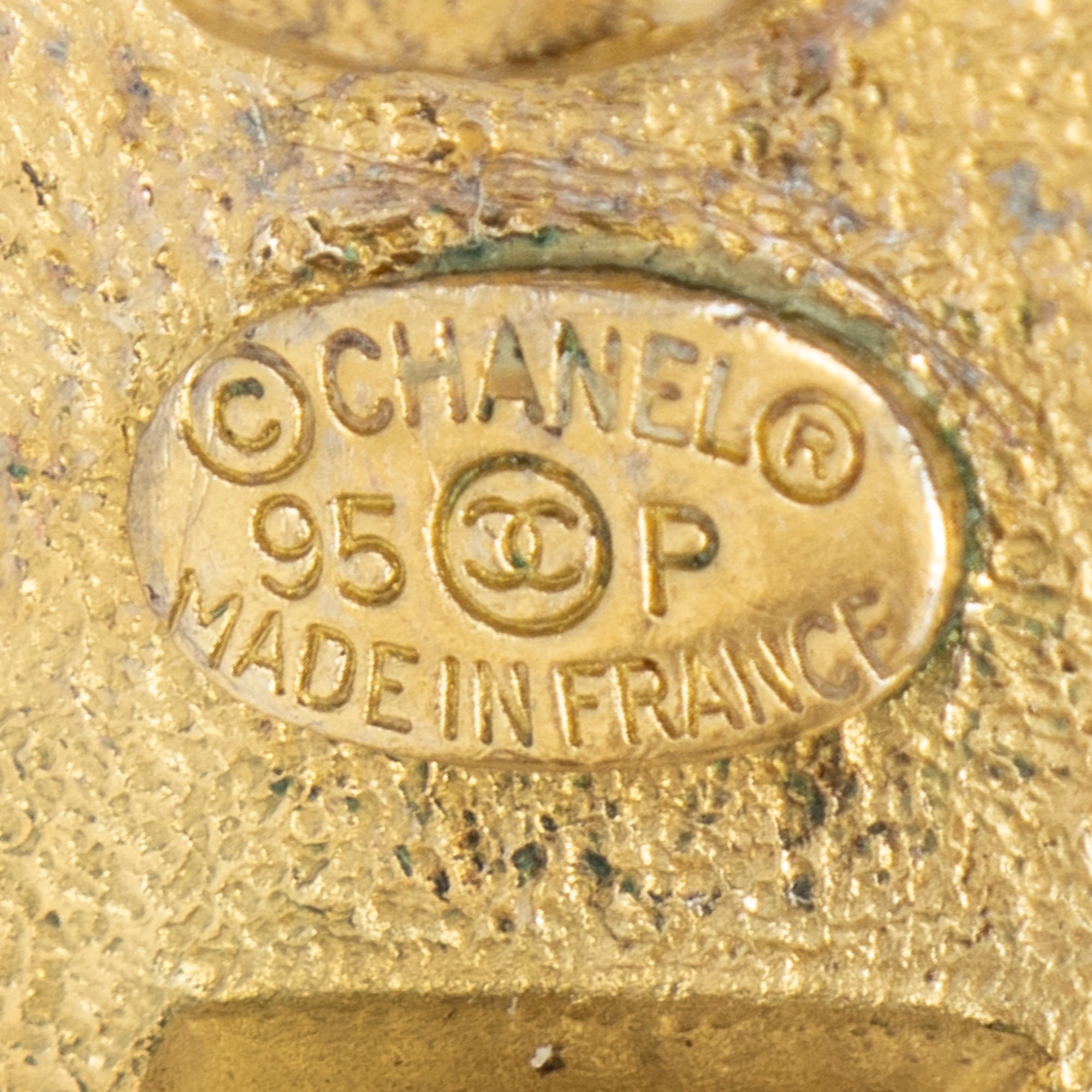 Pendientes CC con forma de moneda y cierre de clip en oro con baño de oro
