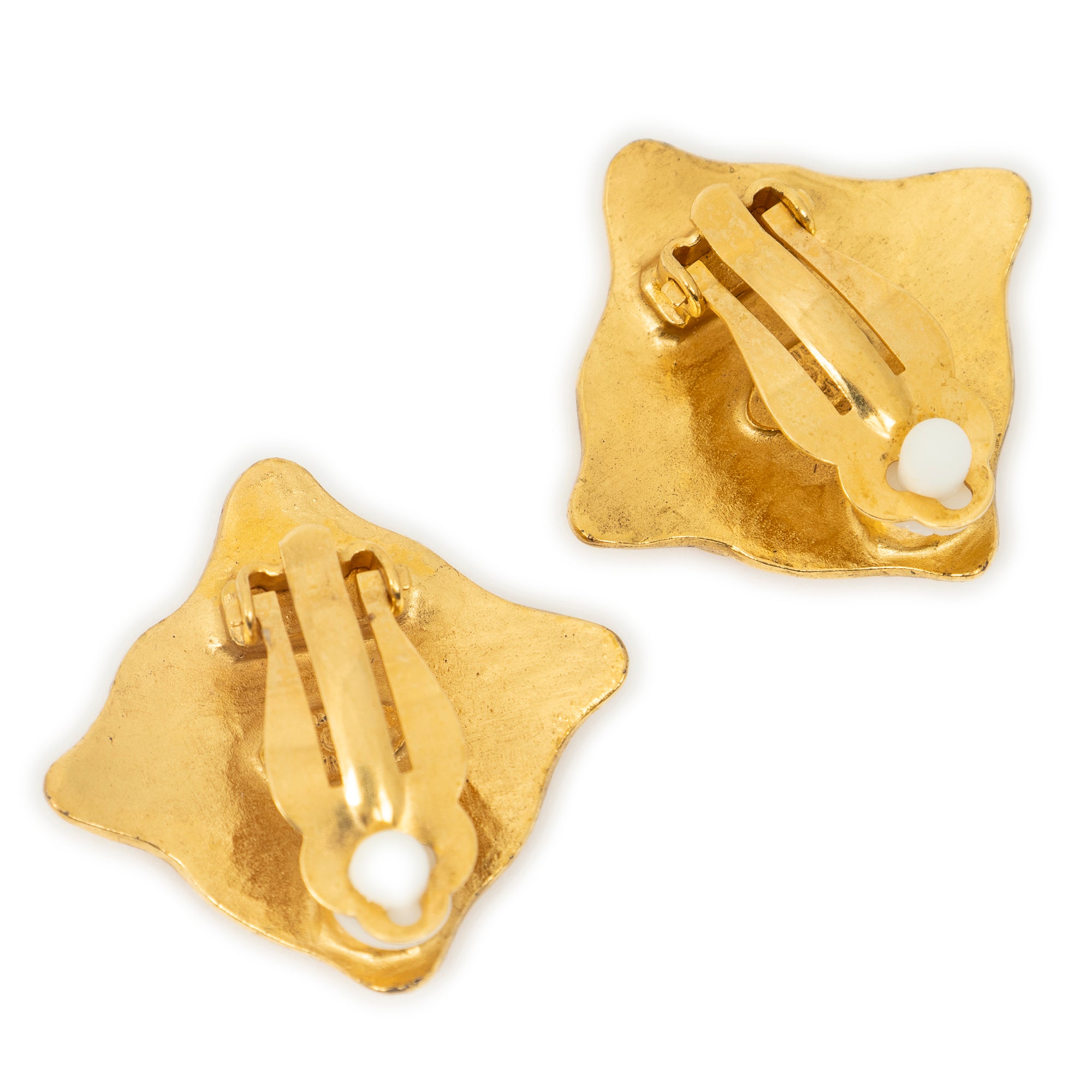 Pendientes de clip CC con diamantes, chapados en oro