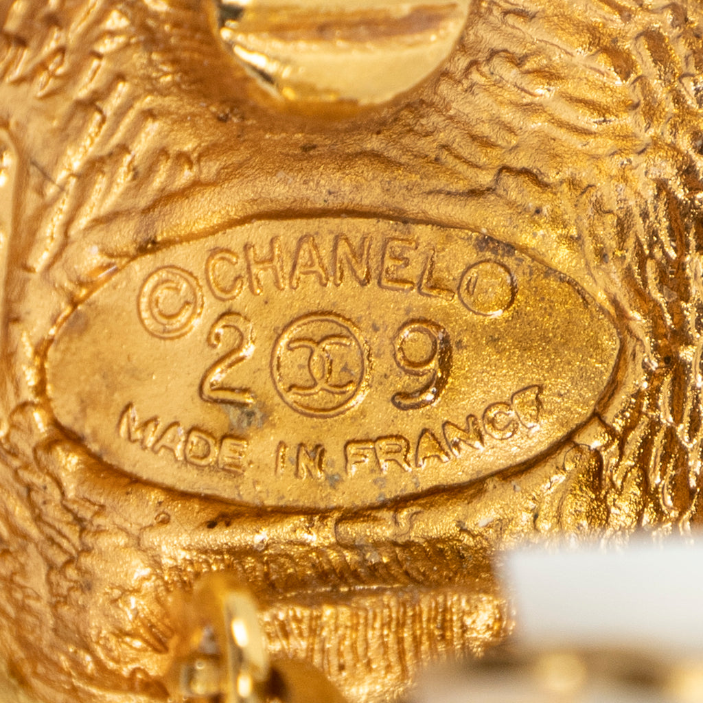Pendientes CC Redondos con Cierre de Clip Dorados Bañados en Oro