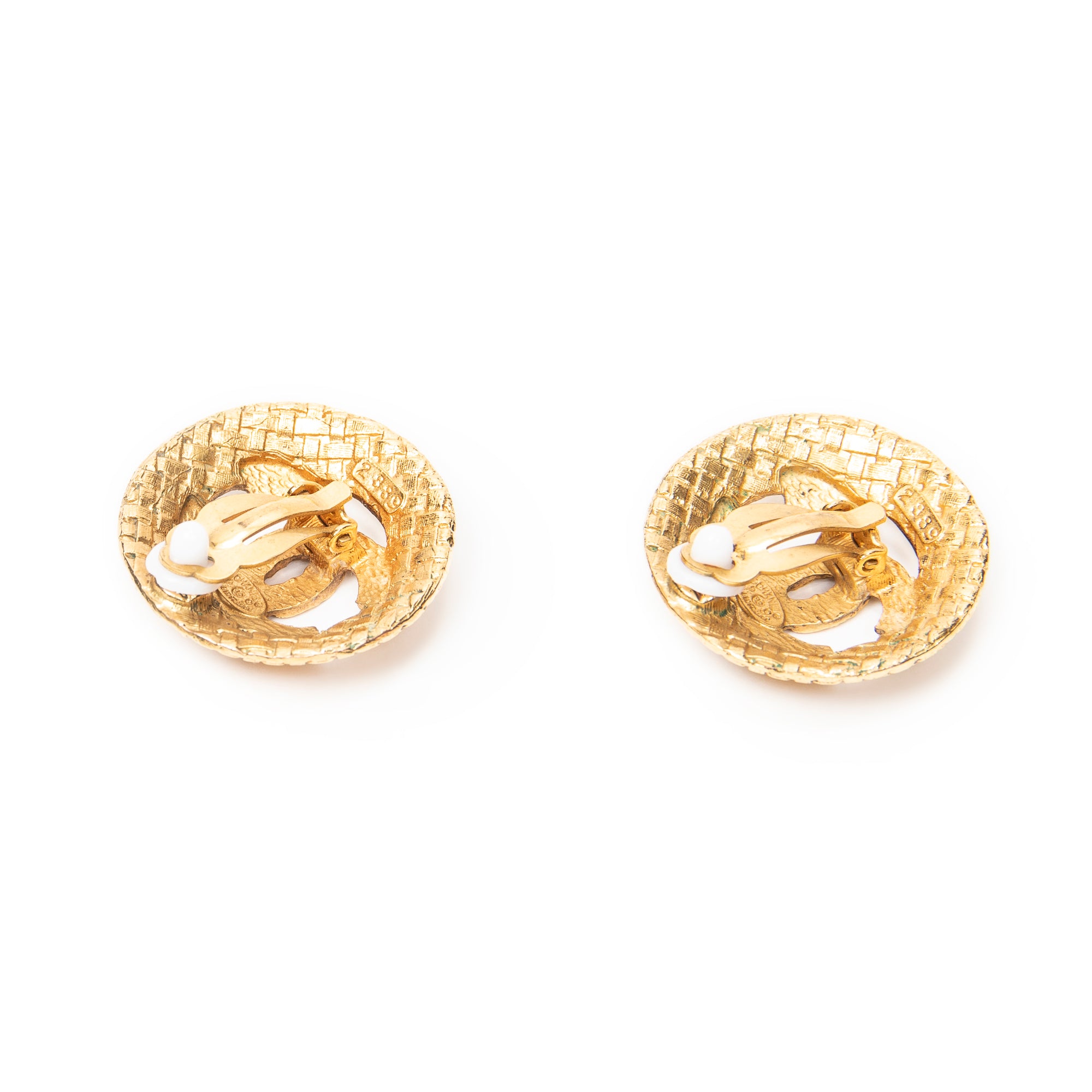 Chanel - Boucles d'oreilles clips rondes matelassées CC - Doré