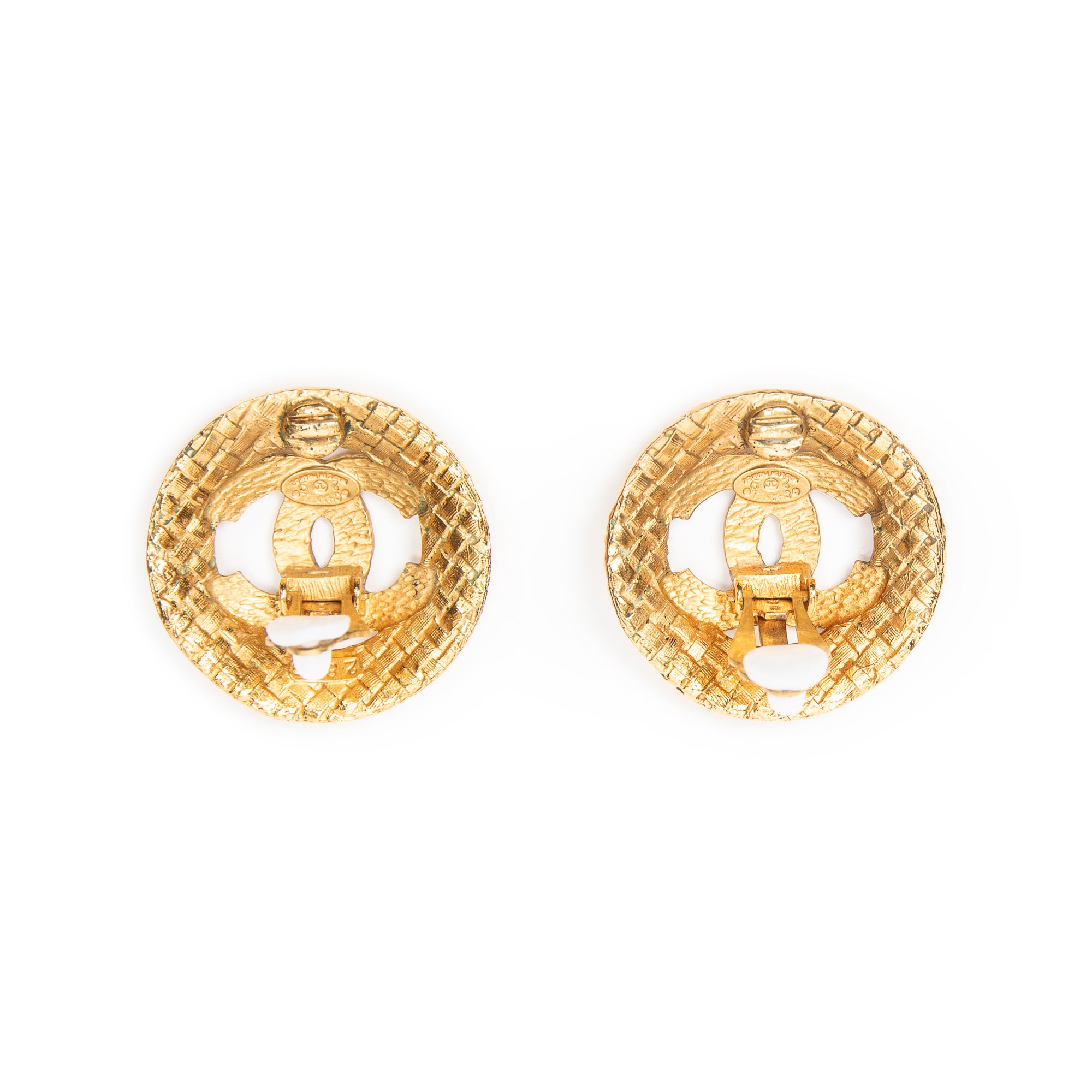Chanel - Boucles d'oreilles clips rondes matelassées CC - Doré