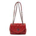 Bolso de hombro CC Ultimate Stitch Chain Redondo con Solapa de Piel de Caviar Acolchada Roja