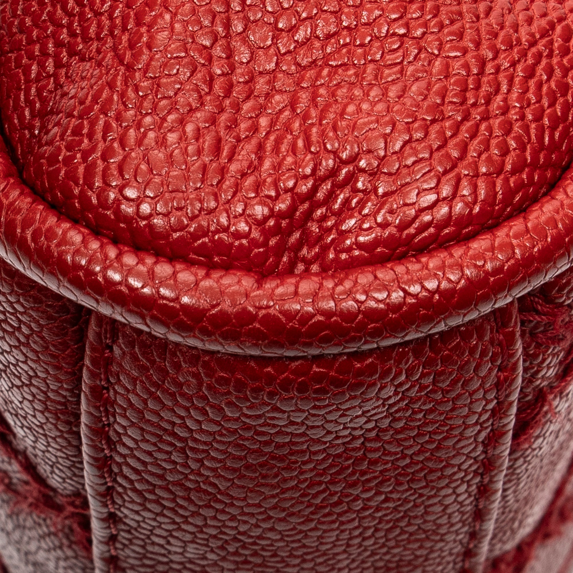 Bolso de hombro CC Ultimate Stitch Chain Redondo con Solapa de Piel de Caviar Acolchada Roja