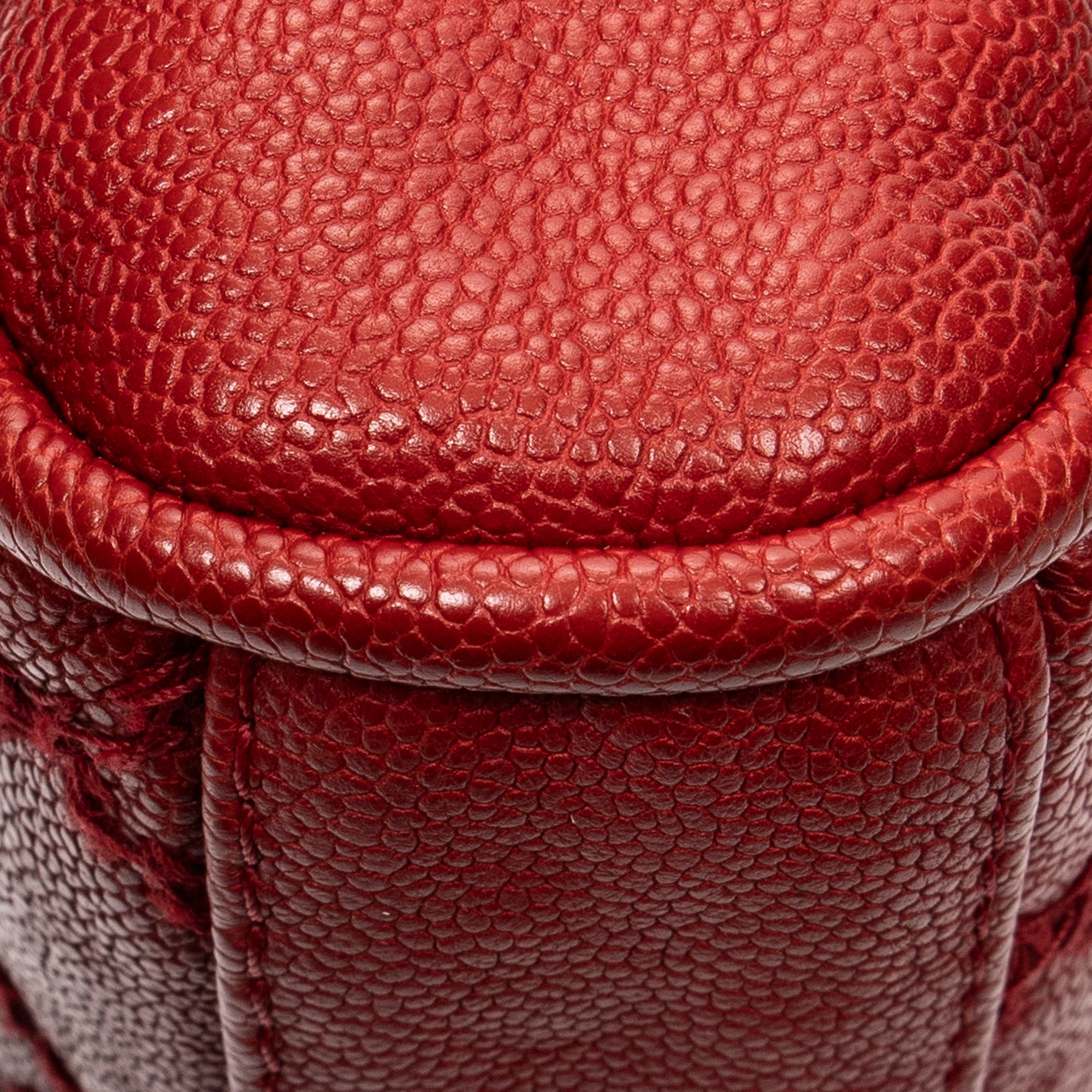 Bolso de hombro CC Ultimate Stitch Chain Redondo con Solapa de Piel de Caviar Acolchada Roja