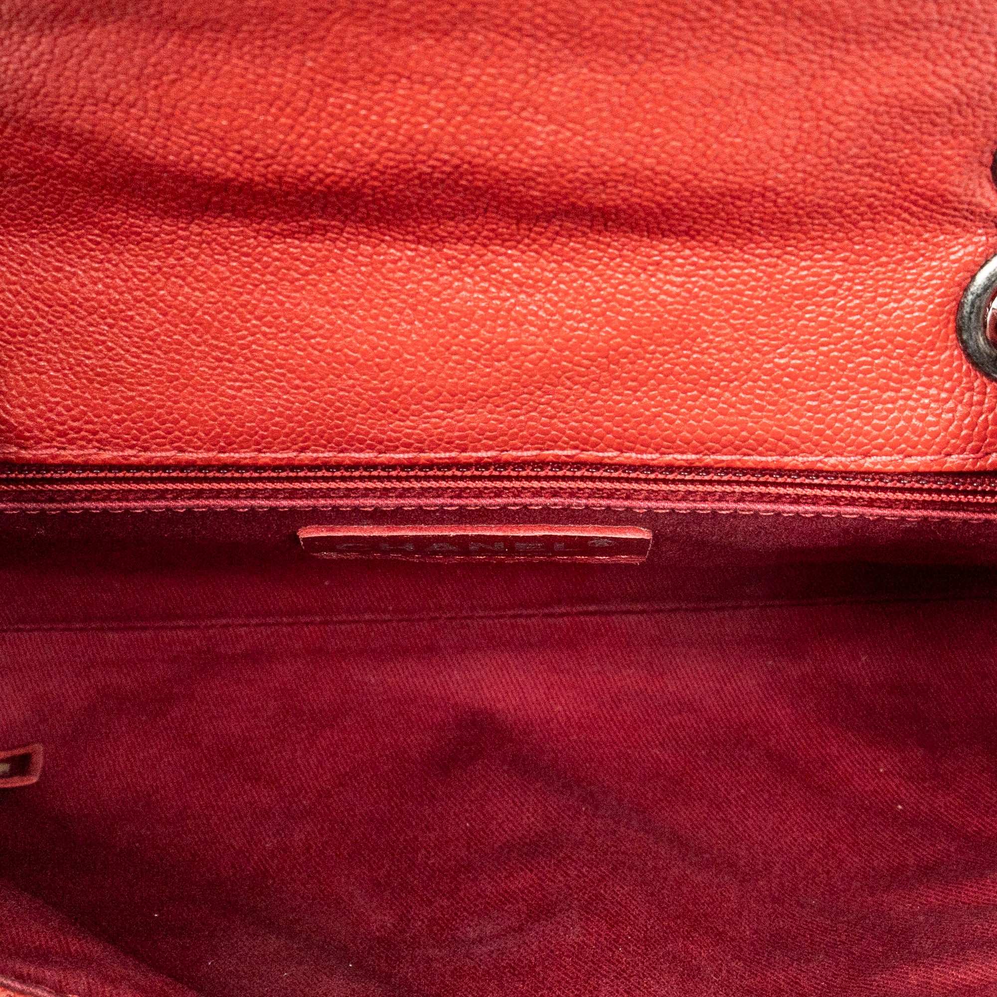 Bolso de hombro CC Ultimate Stitch Chain Redondo con Solapa de Piel de Caviar Acolchada Roja