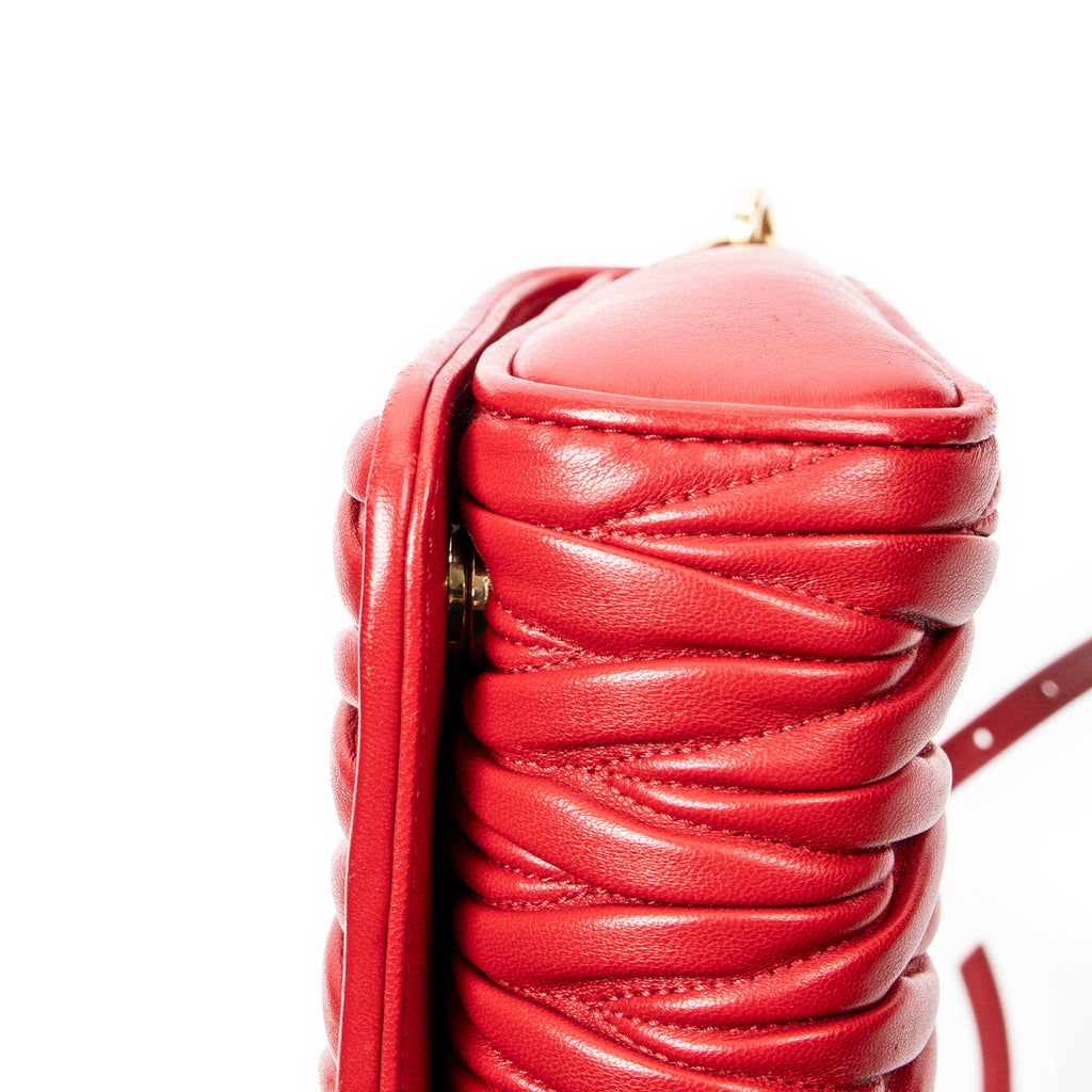 Bolso de hombro con solapa, bandolera de piel napa matelassé roja