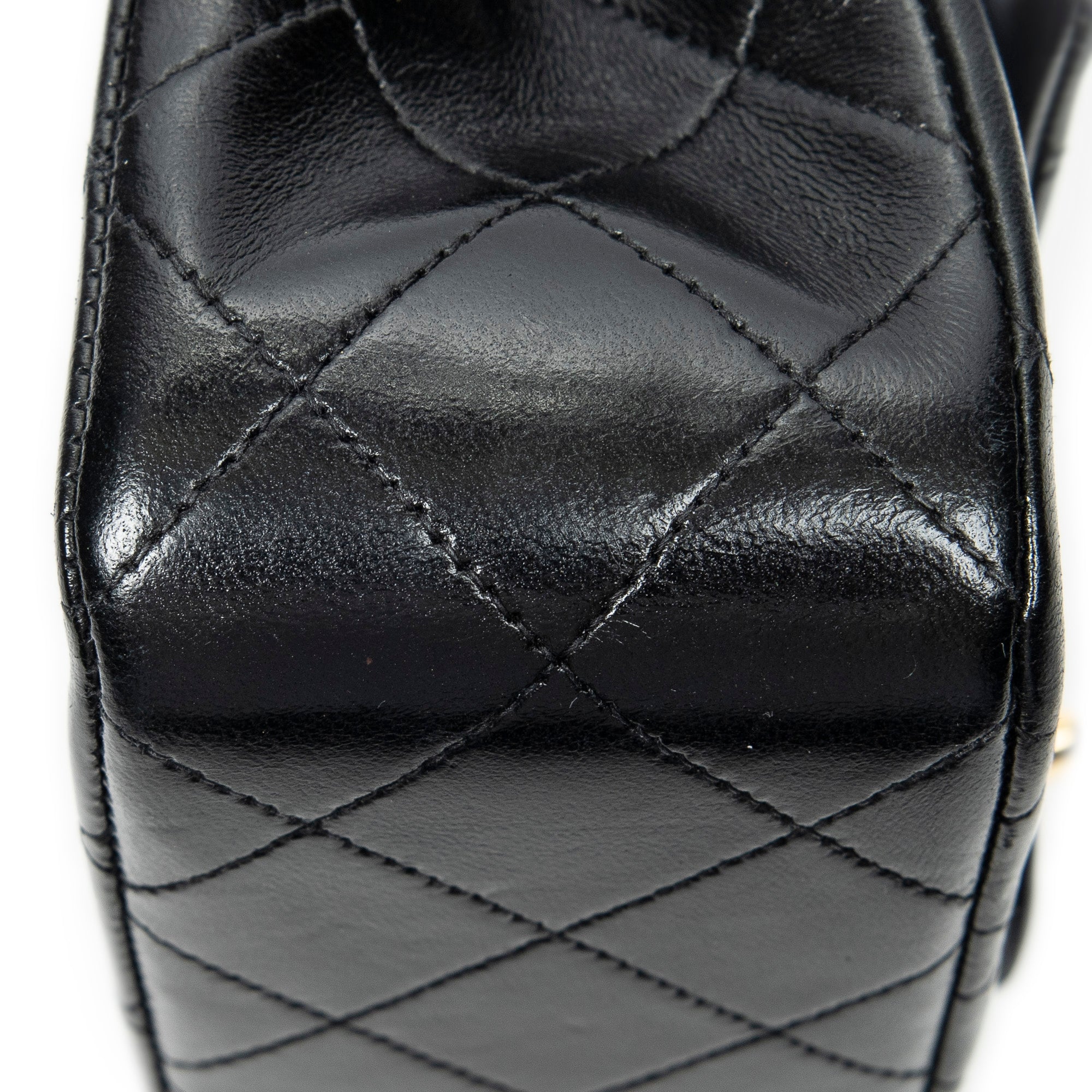 Shoulder Bag Classic Double Flap 23 Black Quilted Lambskin Leather