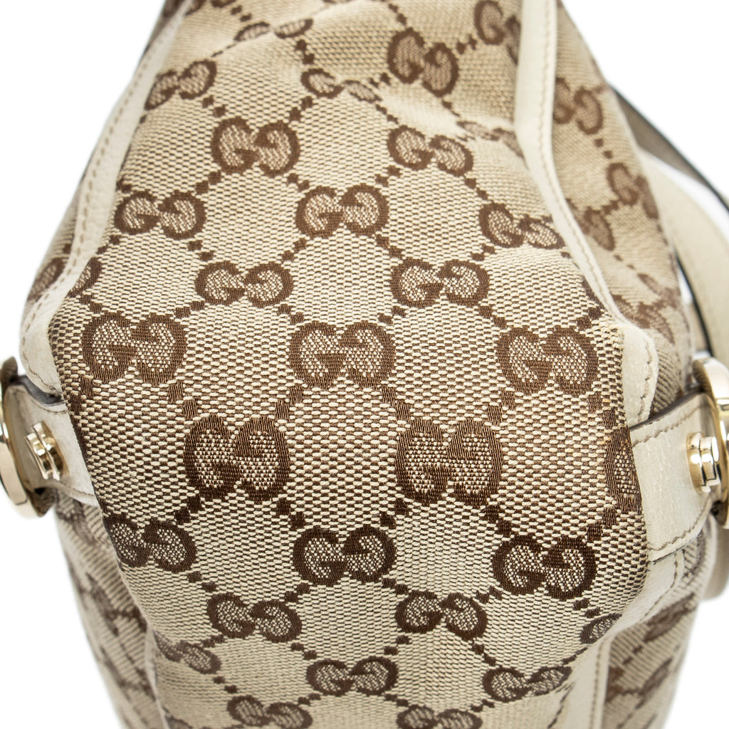 Bolso de hombro mediano Abbey Tote con anilla en D y monograma de lona en color marfil