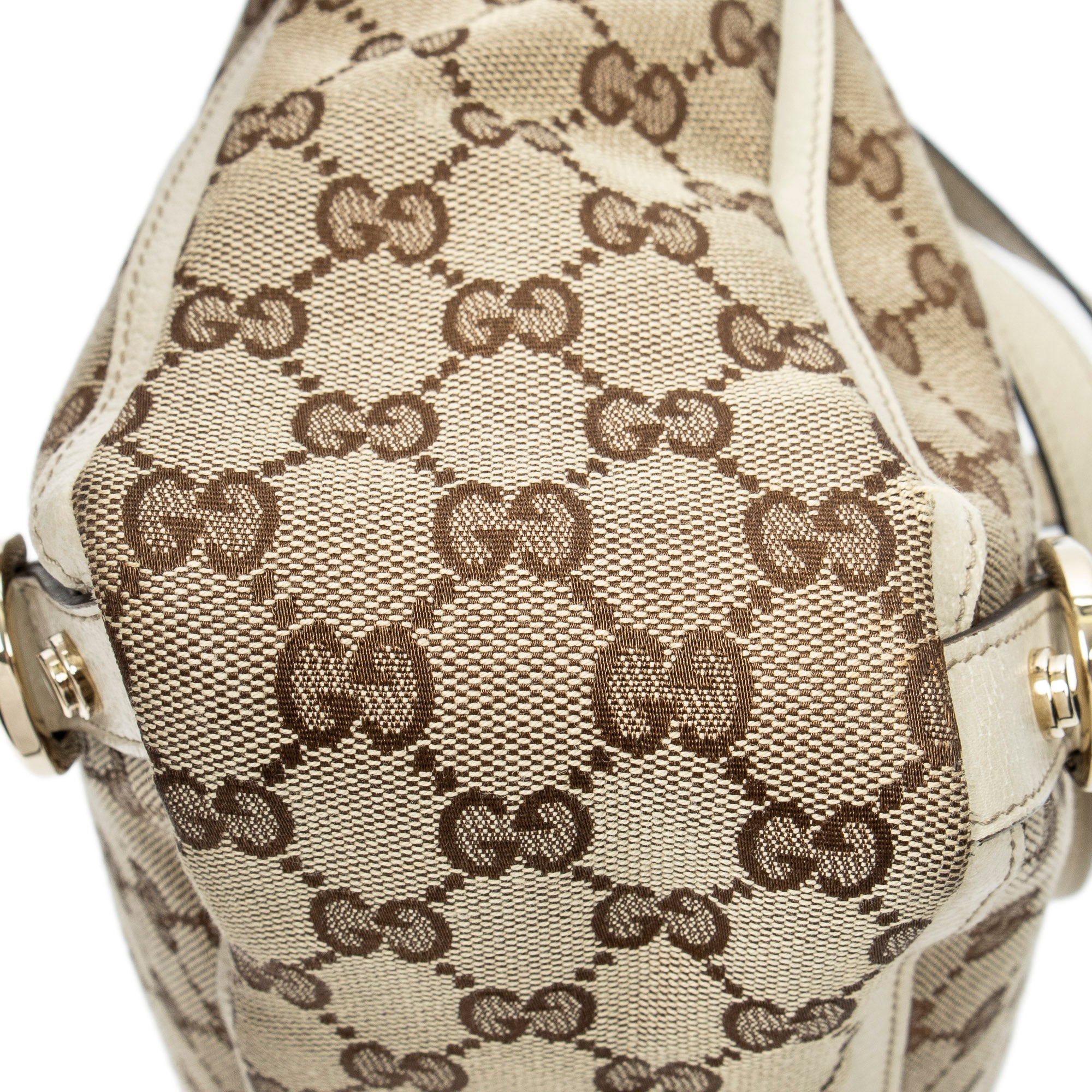Bolso de hombro mediano Abbey Tote con anilla en D y monograma de lona en color marfil