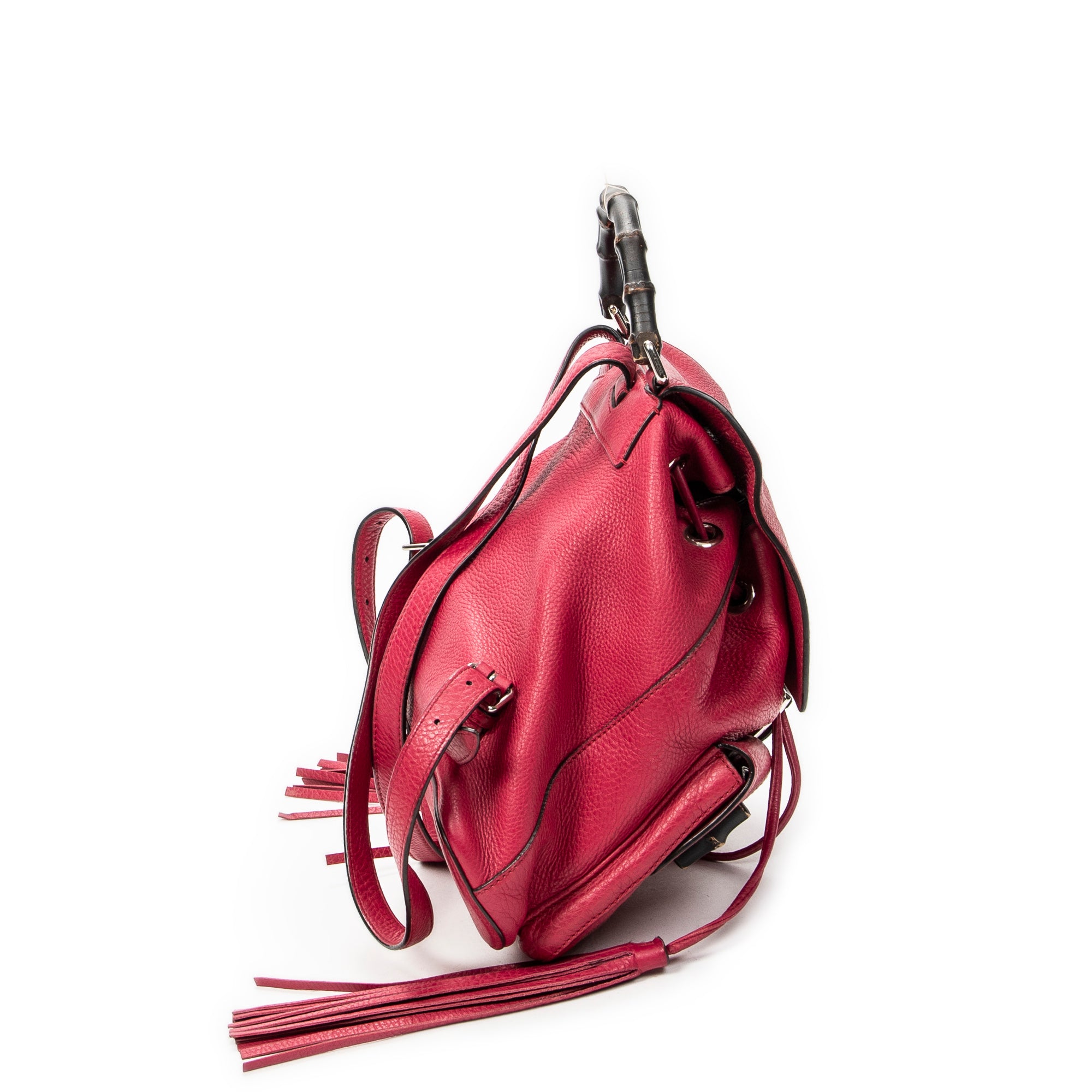 Bolso de hombro mediano de cuero de ternera graneado fucsia con borla de bambú