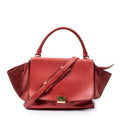 Bolso de hombro mediano Trapeze de piel de becerro granulada roja