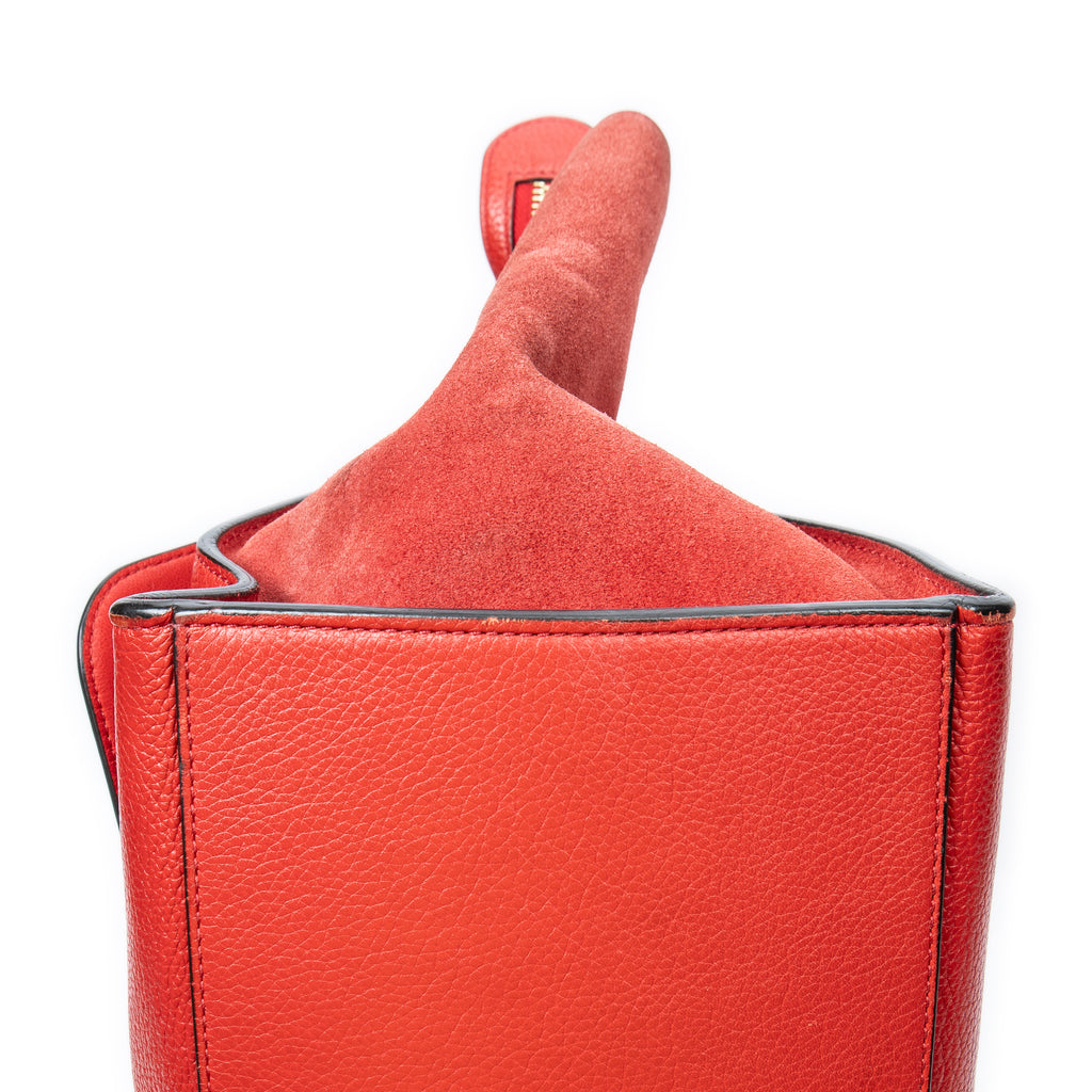 Bolso de hombro mediano Trapeze de piel de becerro granulada roja