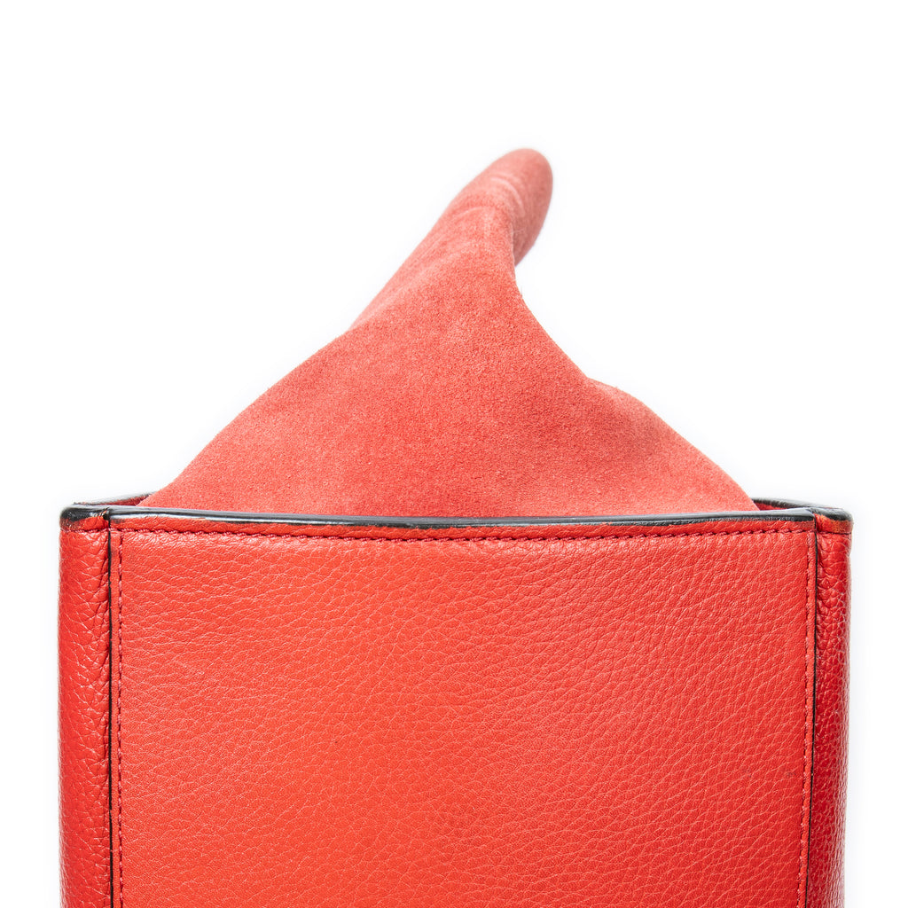 Bolso de hombro mediano Trapeze de piel de becerro granulada roja