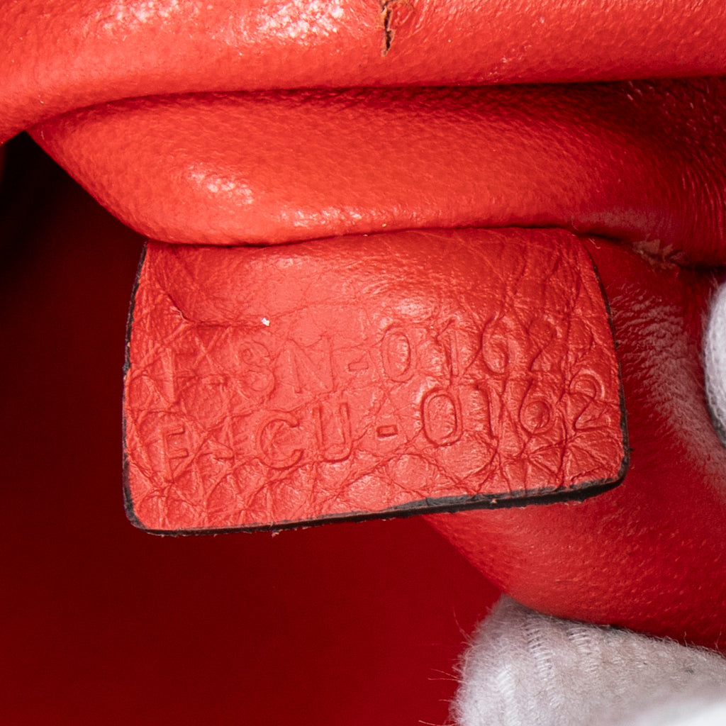 Bolso de hombro mediano Trapeze de piel de becerro granulada roja