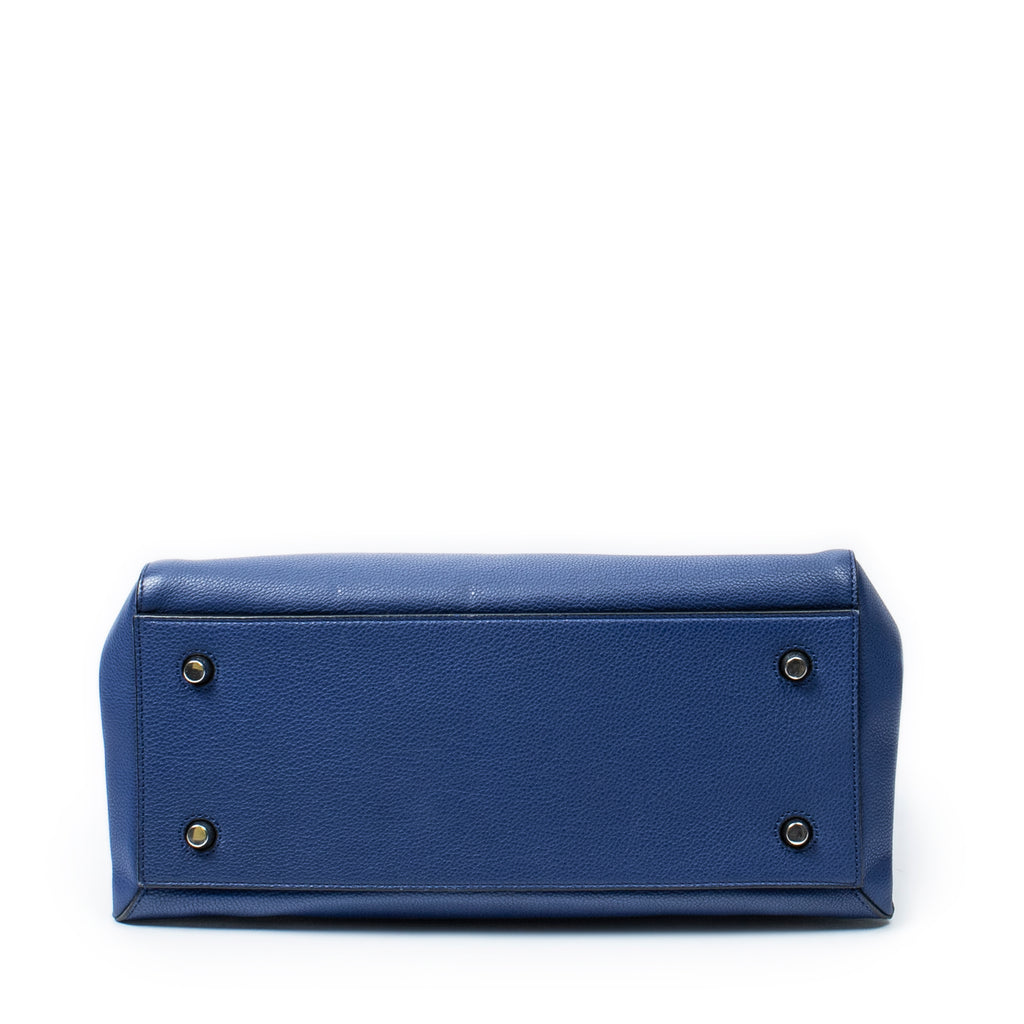 Bolso de hombro mediano Edge Bag de piel de becerro granulada azul