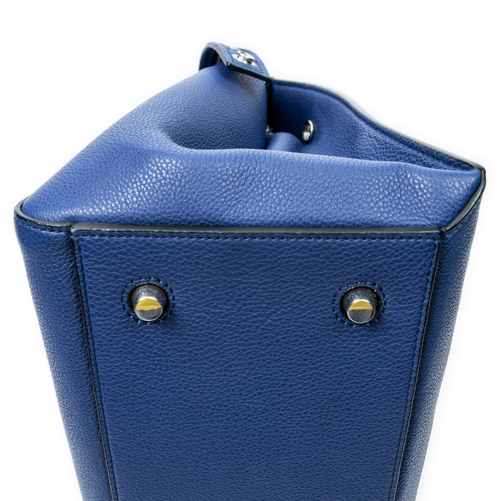 Bolso de hombro mediano Edge Bag de piel de becerro granulada azul
