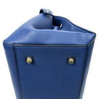 Bolso de hombro mediano Edge Bag de piel de becerro granulada azul