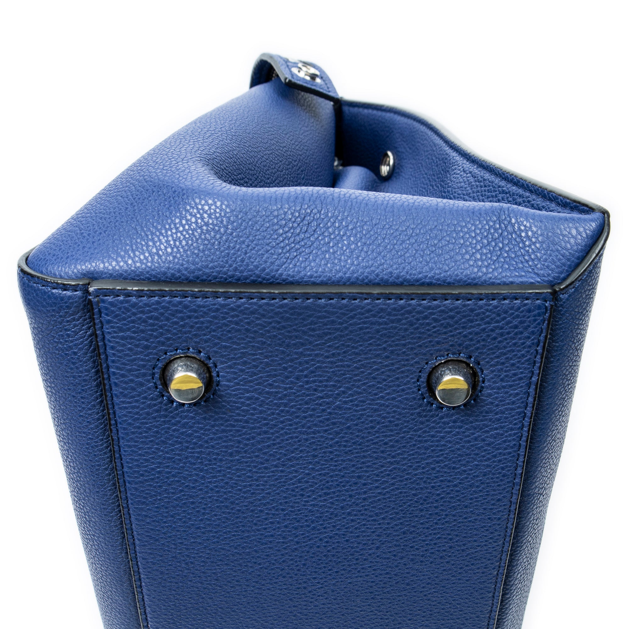 Bolso de hombro mediano Edge Bag de piel de becerro granulada azul